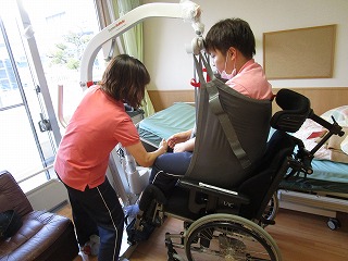 床走行式移乗用リフト